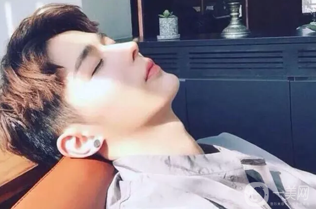 男生臉上的顴骨太寬怎么辦