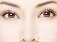 割雙眼皮變太窄的原因是什么？