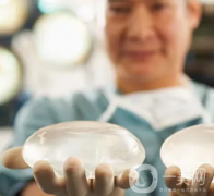 ct能照出隆胸假體嗎？