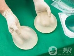 假體隆胸毛面需要按摩嗎？