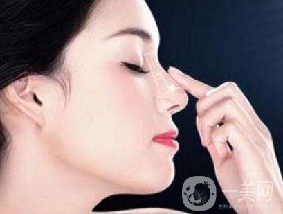  現(xiàn)在的女性大都愛美，都希望擁有白皙細膩的皮膚，但往往不受人自身的意志所控制，在臉上長出各種各樣或多或少的斑點。那么斑是怎么形成的呢？它的形成既有內(nèi)部原因也有外部因素的影響。當一個人處于高壓力的狀態(tài)下，或新陳代謝較為緩慢，內(nèi)分泌失調(diào)，家族遺傳等因素都會形成色斑，外部原因諸如紫外線照射，不良的清潔習慣等都是生成色斑的因素。 在各種祛斑方式里。激光祛斑也成了多數(shù)深受其影響之人的選擇，那么做此選擇之人*為關(guān)心的問題就是激光祛斑好嗎？我們下面了解下激光祛斑。 激光祛斑的原理是細胞中的黑色素快速吸收激光后，產(chǎn)生極高的溫度，來粉碎氣化后的黑色素，*終被自身的吞噬細胞吞噬、清除，從而排出體外，激光祛斑就是用不同的激光在斑點部位透過表層皮膚直接作用于黑色素細胞，將其破壞排出。由于色斑種類不同，進行的手術(shù)次數(shù)也不同。 不同波長的激光針對不同的色斑，產(chǎn)生的能量也各不相同，對疼痛的刺激也不盡相同，有的需要打麻藥或敷麻藥，有的則可直接進行調(diào)節(jié)，視情況的不同或者患者自身實際需求做出相對應的調(diào)節(jié)手術(shù)。 激光祛斑法是具有針對性的，相對更*一些。只有病變的細胞才會吸收與其相對應的激光，而其余無斑點的皮膚是不會受損傷的，因而正常情況下激光祛斑是不會在皮膚上留疤痕的。先進的激光技術(shù)還可以做到控制激光所到達的皮膚深度，脈沖可調(diào)節(jié)，從而能夠降低皮膚的損傷程度到*低程度。采用激光祛斑術(shù)后，不僅能清除面部斑點，同時光子具有嫩膚特性，利用這一特性還可改良膚質(zhì)，消除細小皺紋的作用。 但不得不說的是，任何手術(shù)都是有風險的，有可能會引發(fā)并發(fā)癥。建議愛美者選擇可靠的醫(yī)療機構(gòu)進行祛斑手術(shù)，降低風險祛斑手術(shù)的*性。