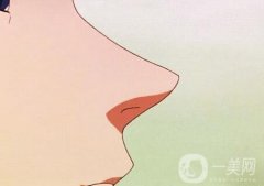 鼻中隔偏曲是怎么引起的？