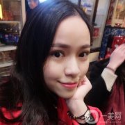 現(xiàn)在是做完小切口面部拉皮手術(shù)后的第二天，按規(guī)定做完手術(shù)后要在醫(yī)院觀察兩