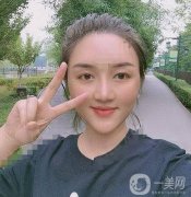 在我剛剛做完面部提升手術(shù)出來的時候，自己的臉部包裹著紗布，戴著頭套