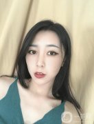 單眼皮的我看上去一點(diǎn)沒(méi)有神，我都閨蜜經(jīng)常說(shuō)我該去做一個(gè)雙眼皮手術(shù)