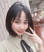 自從在醫(yī)院做了雙眼皮手術(shù)以后，身邊的朋友都說我好像換了一張臉一樣