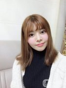 因?yàn)榇蠹叶颊f(shuō)我的法令紋特別的明顯，做一個(gè)去法令紋的手術(shù)，就可以像變了一