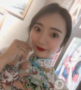 其實(shí)仔細(xì)看我的皮膚，雖然面部松弛還不是特別嚴(yán)重，但是仔細(xì)看會(huì)有很多明顯