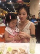 手術(shù)的時(shí)候選擇的是局部麻醉，醫(yī)生在注射麻藥以后慢慢的自己臉部有了反應(yīng)，