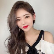 做完拉皮手術(shù)已經(jīng)有八天的時(shí)間了，其實(shí)昨天我就應(yīng)該去醫(yī)院拆線(xiàn)的，但是和我