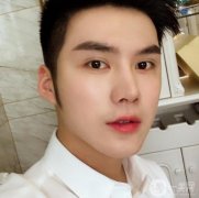 因?yàn)樽约旱谋亲硬缓每矗f到這里，我的自尊心也很受傷，經(jīng)過長(zhǎng)時(shí)間的心里斗