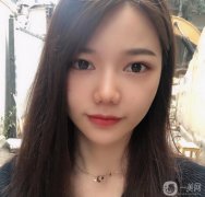 一直特別不滿意他的下巴，短下巴看起來肉肉的