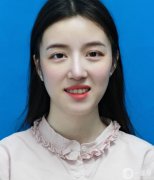 因?yàn)檠例X不好看，自拍的時(shí)候不想露出牙齒，不敢笑