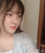 終于得到了夢(mèng)寐以求的雙眼皮手術(shù)，因?yàn)樵瓉?lái)的雙眼皮太薄，兩邊的雙眼皮太丑