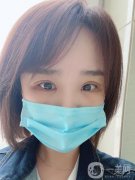 做完眼綜合手術(shù)，出了手術(shù)室，我就趕緊拍了一張照片