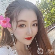 因為自己的面部肌膚下垂的原因，看上去自己的臉好像是有些寬大