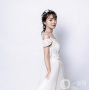 其實(shí)主要的問題還是出現(xiàn)在自己的面部肌膚，因?yàn)樽约旱拿娌考∧w顯得不是特別