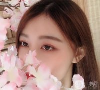 我從小單眼皮。好像整個(gè)人一點(diǎn)精神都沒(méi)有，總是睡不著