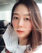 我的眼袋越來越大了，以前都是用彩妝覆蓋，現(xiàn)在不行了，特別老!只有手術(shù)