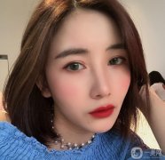 我用棉簽擦了擦鼻子，做了一些術(shù)后護理