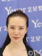 手術前眼睛不對稱，雙眼皮的一側(cè)不好看，我媽帶我來做雙眼皮
