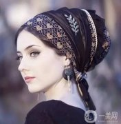 迷你絲巾與頭巾的新潮綁法，增添造型亮點