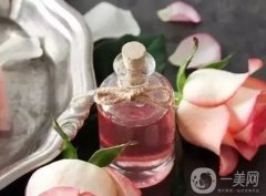 玫瑰精油滴肚臍：美容養(yǎng)顏、調(diào)理身體的好處