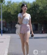 夏日魔法穿搭：白色低胸開衫搭配粉色短褲，展現(xiàn)女性魅力