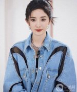 楊冪引領(lǐng)時尚潮流，靛藍(lán)穿搭展現(xiàn)獨(dú)特魅力