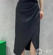 四十歲女性的優(yōu)雅之選：半身裙的時尚搭配與氣質(zhì)展現(xiàn)
