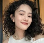 全頭燙羊毛卷：女性時尚與力量的融合