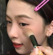 無(wú)眼影妝容：省時(shí)省力的新選擇，打造自然心機(jī)妝容