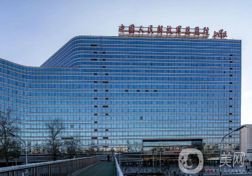 北京301醫(yī)院隆胸手術(shù)費用貴嗎?2025價格表及案例分享